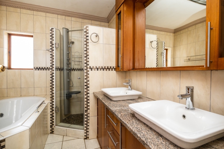 5 Bedroom Property for Sale in Birdwood Estate North West